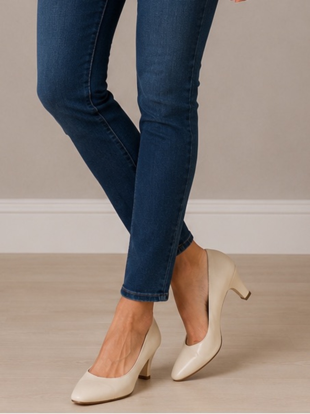 SALVATORE FERRAGAMO Cream Leather Mid Heel Pump